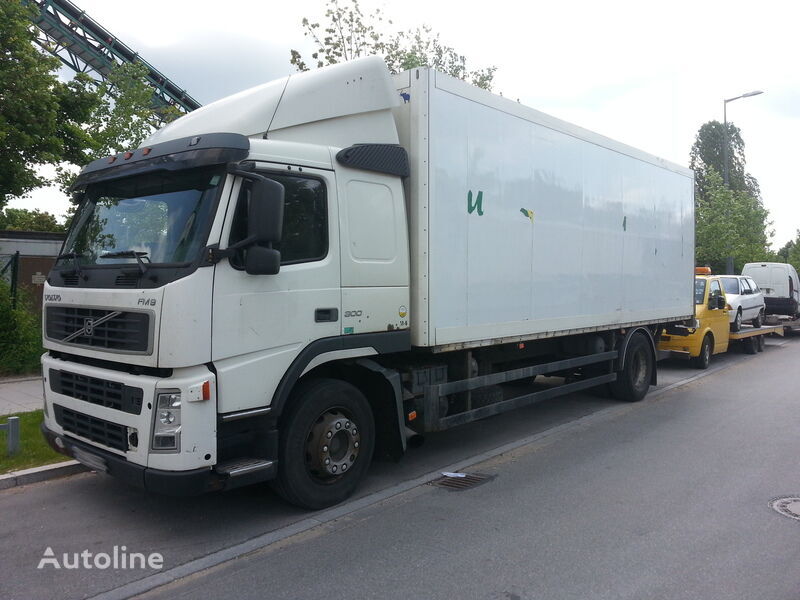 Volvo FM 9 300 box truck