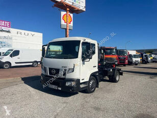 Nissan NT500 hook lift truck